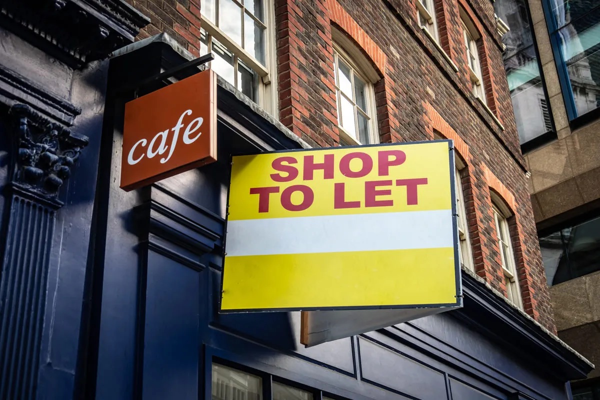 a yellow shop to let sign, representing commercial let property insurance